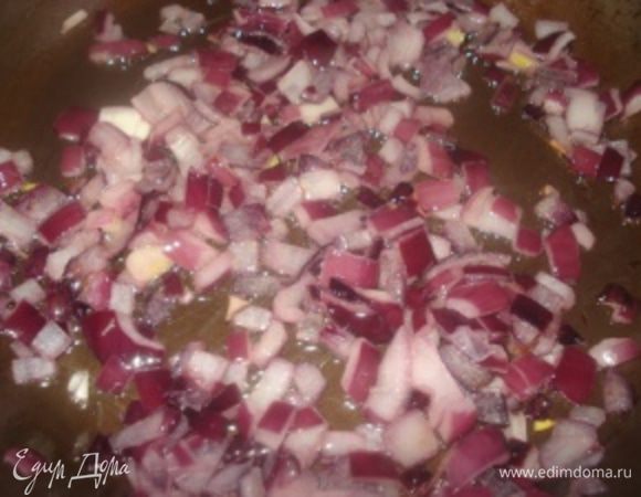 Лук мелко порезать и обжарить на сливочном масле до прозрачности.