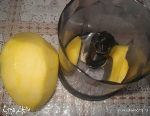 В это время очистить манго и взбить его в пюре в блендере.