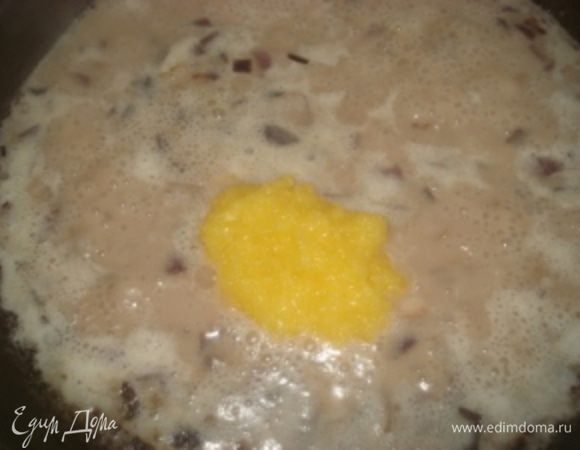 Добавляем манговое пюре в томящееся кокосовое молоко.