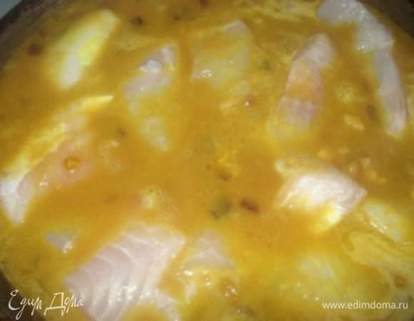 Теперь добавить подготовленное филе рыбы в соус. Закрыть крышкой и протомить около 5-7 минут. Снять крышку и потомить уже без крышки около 3 минут.