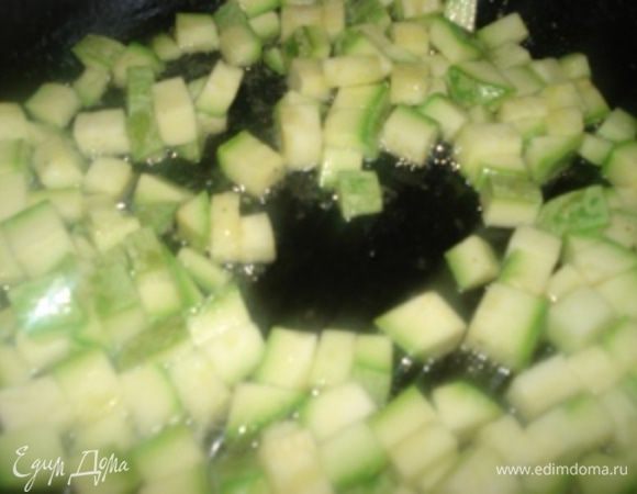 Для гарнира: Рис оварить в подсоленной воде до готовности, затем слить воду и промыть.

Кабачок нарезать небольшими кубиками и обжарить на сливочном масле около 7-10 минут.