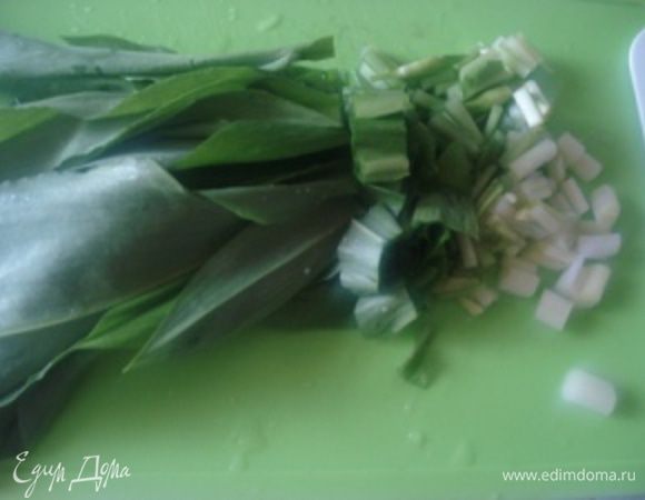 Черемшу порубить и добавить к кабачку. Влить вино и тушить до выпаривания жидкости.