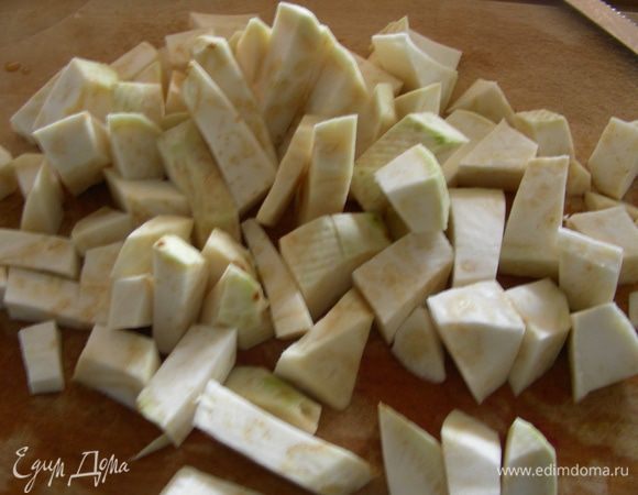 Пока горох варится, подготовим овощи. Картофель или сельдерей моем, чистим, режем произвольно и отвариваем до готовности (я делала в пароварке).