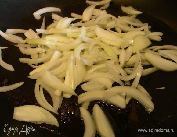 Лук режем полукольцами и обжариваем на оливковом масле.