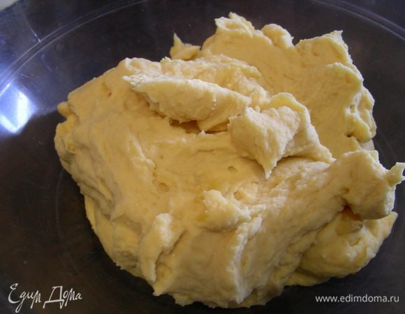 Когда горох готов, делаем из него пюре (в блендере). И из картофеля или сельдерея тоже.Можно добавить в него немного водички, молока или сливок.
