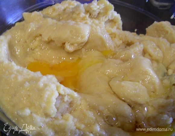 Соединяем их вместе, перемешиваем, добавляем яйца.
