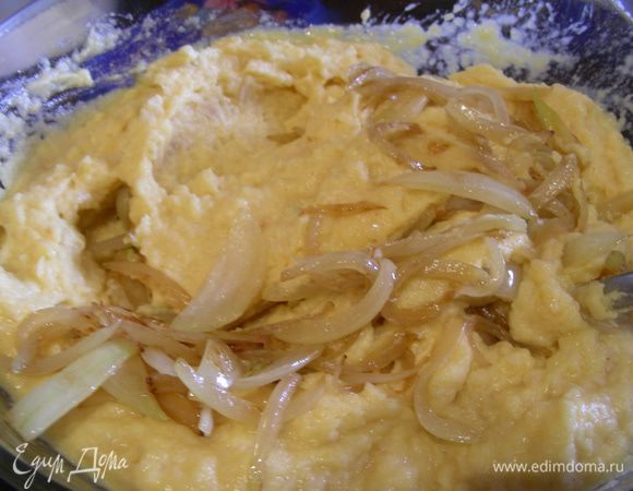 Лук и мускатный орех. Солим, перчим по вкусу.
