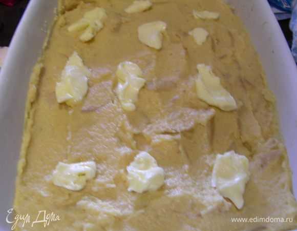 Форму для запекания смазываем сливочным маслом, посыпаем панировочными сухарями. Выкладываем в нее нашу запеканочку. Сверху нарезаем кусочки сливочного масла.

