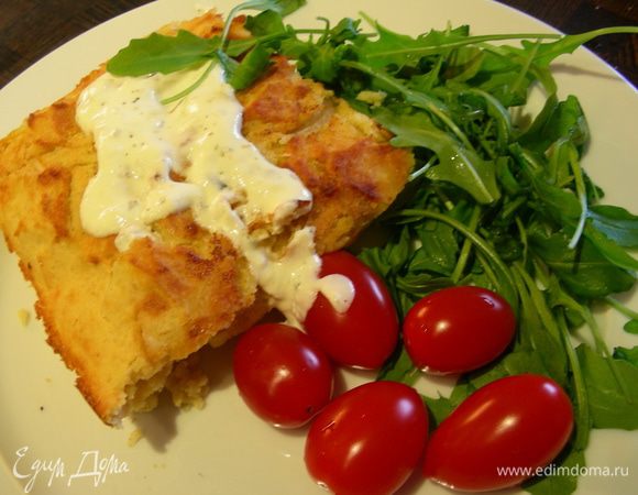 Раскладываем ее по тарелкам и подаем. полив соусом (у меня теплый), сметаной или йогуртом. Приятного аппетита))
