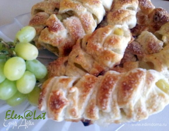 Переплести нарезанные ленты по типу косички, выложить на противень, заранее покрытый пергаментом и чуть смоченный водой. 
Посыпать слойки коричневым сахаром!
Выпекать слойки в заранее нагретой до 200С духовке 15 минут .
Приятного аппетита!!!