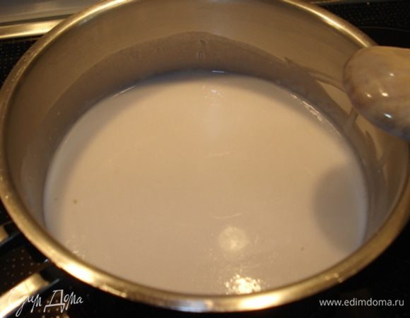 Молоко и кокосовую стружку довести до кипения, снять с огня, положить желатин. Вновь поставить на огонь, держать до полного растворения желатина, постоянно перемешивая.
