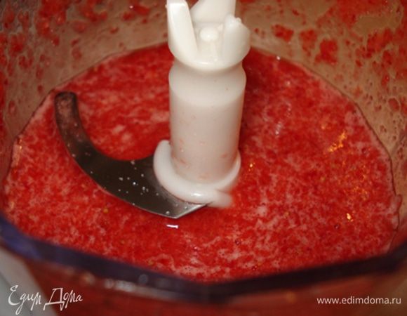 Клубничный крем:
Клубнику пюрировать вместе с сахаром. Желатин замочить в холодной воде.