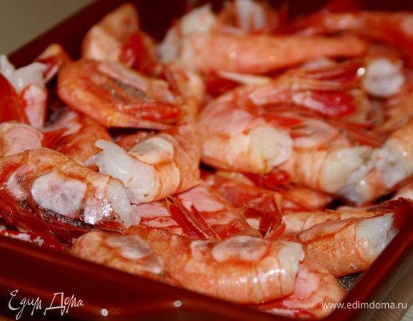 Креветки полностью разморозить.
