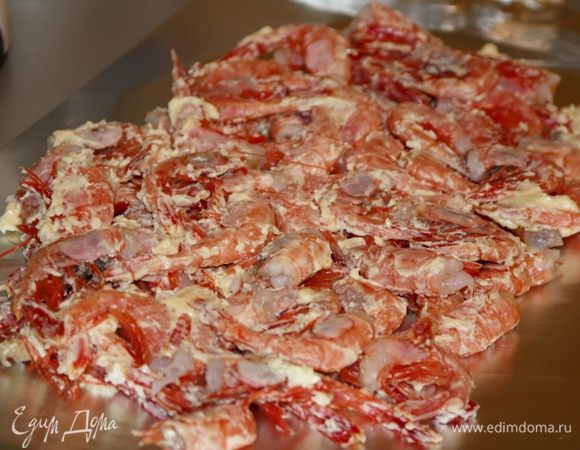 Всё хорошо растереть и смешать с креветками.
