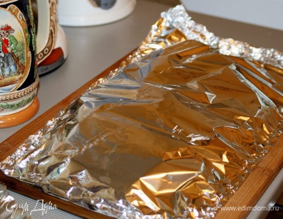 Положить креветки в конверт из фольги и хорошо упаковать.
