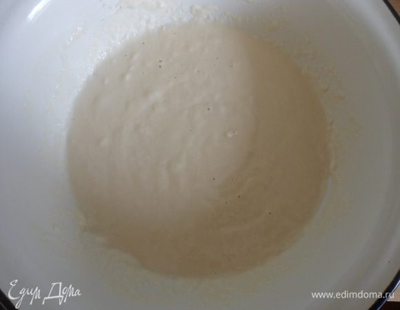 Для приготовления теста сначала ставим опару: в теплое молоко добавить 2 ч. л. сахара, соль и дрожжи, хорошо размешать. Добавить 1 ст. муки. Оставить опару подходить в теплом месте на 40-45 минут.