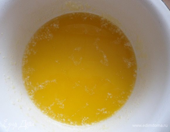 Пока стоит опара, подготавливаем другие ингредиенты. Сливочное масло нужно растопить и добавить к нему растительное масло.