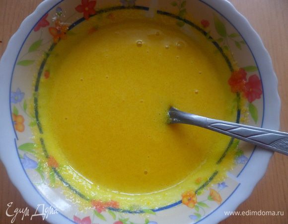 Отделить белки от желтков. Желтки растереть с сахаром.