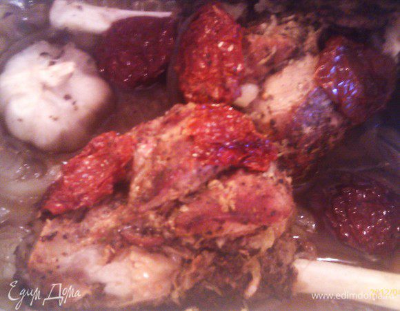 Накрываем фольгой. Сверху запечатываем дополнительным слоем фольги, чтобы не выходил пар и ставим в разгретую духовку на 30 минут. Температура 180 градусов. Через 30 минут уменьшаем температуру до 120 градусов и томим еще полтора часа. Открывать фольгу и проверять не надо!
После окончания времени открываем фольгу, проверяем готовность, переворачиваем голяшки или поливаем соком и еще томим минут 15. Накрыть фольгой - не оставлять открытыми - высохнут!