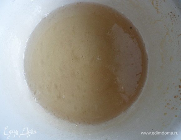 Тем временем готовим сахарную помадку: 
Сахар смешиваем с водой и ставим варить до пробы на мягкий шарик (проверяется: если взять холодную чайную ложку, обмакнуть в сироп и опустить ложку с сиропом в чашку с холодной водой. После охлаждения сиропа нужно извлечь ложку с сиропом из воды и попробовать скатать мягкий шарик из охлажденного сиропа, если скатывается шарик, значит готово).