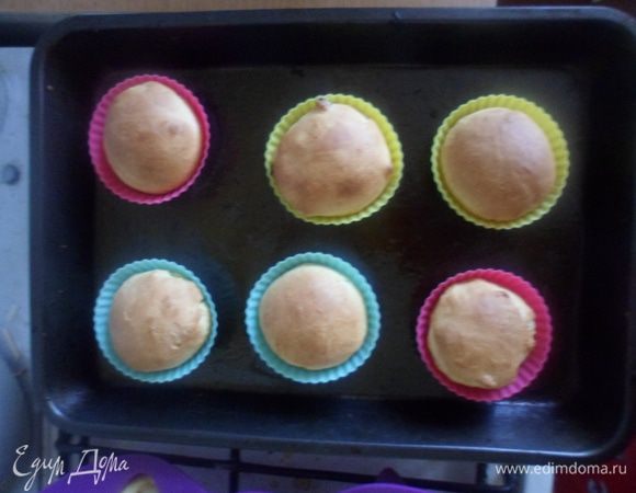Ставим в духовку выпекать минут на 30.
Готовые бабы вынимаем из форм.