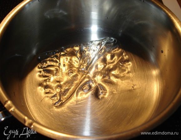 Затем налить в кастрюльку небольшое количество воды, положить желатин. Помешивая, держать на огне, пока желатин полностью не растворится.