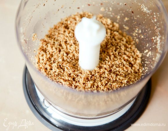 Фундук измельчить в блендере.