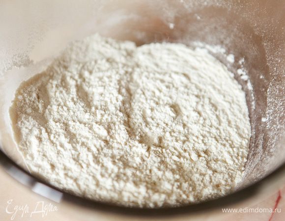 Просеять муку в миску.