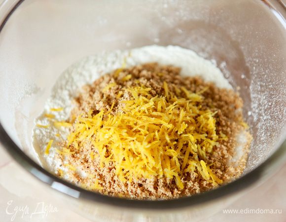 Добавить цедру лимона, измельченный фундук, сахар. Перемешать.