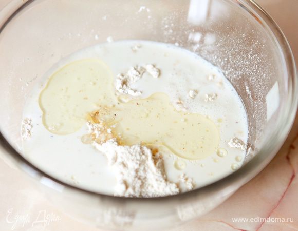 Влить молоко и масло.