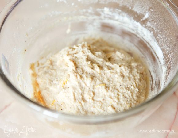 Замесить тесто.
Скатать в шар, завернуть в пищевую пленку и убрать в холодильник на 30 мин.