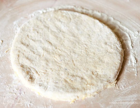 Раскатать тесто в круглую лепешку, выложить в форму, смазанную маслом.
Выпекать в разогретой до 200 градусов духовке 15-20 мин.
