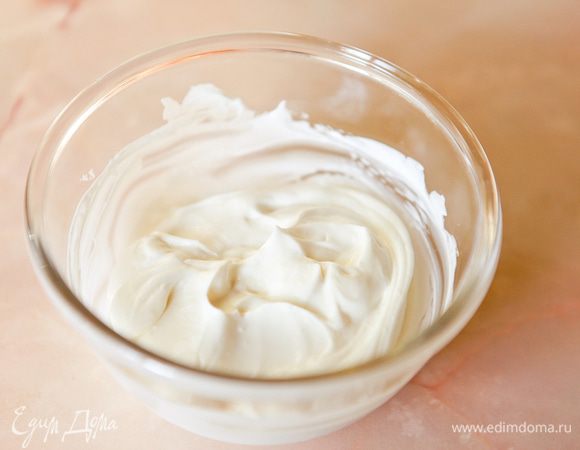 Творог взбить в блендере вместе с ванильным сахаром. 