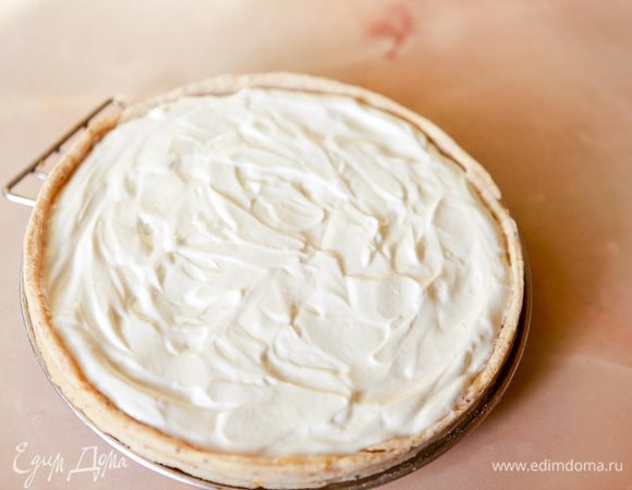 Смазать лепешку ровным слоем творожной массы. Вернуть в духовку на 10-15 минут. 