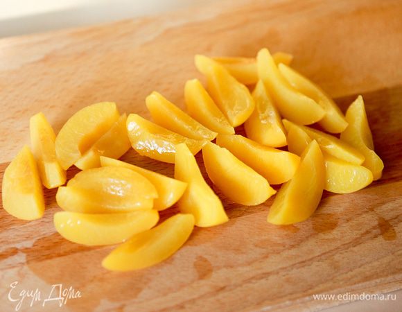 Нарезать тонкими дольками персики.