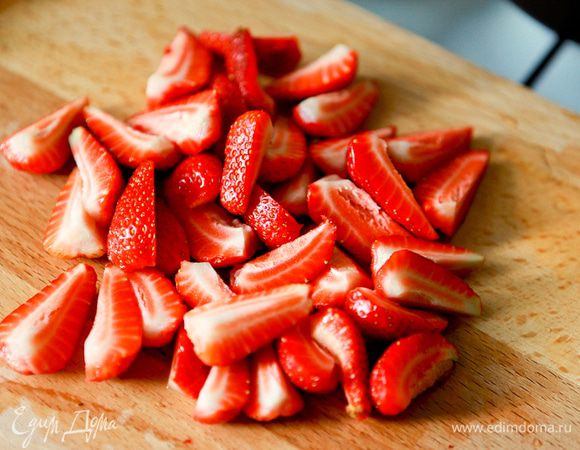 Нарезать на кусочки клубнику.