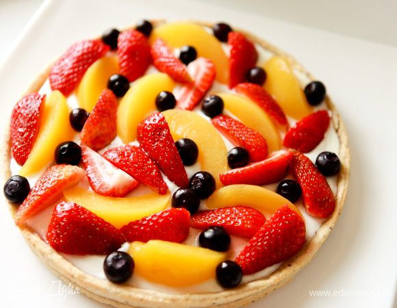 Разложить фрукты, ягоды на пиццу, слегка вдавливая их в творог.
Сразу же подать к столу. 
Приятного аппетита! 