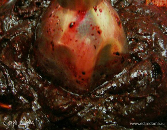 Ягоды, не размораживая, соединить с 1 ст. л. сахарной пудры и блендером их пюрировать. Попробуйте на вкус, если надо, добавьте еще пудры.