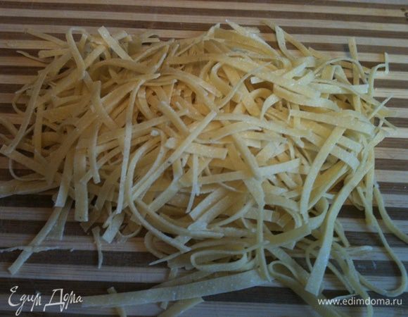 Нарезать лапшу.