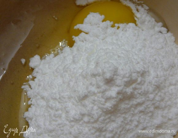 Яйцо взбить на очень горячей водяной бане с оставшейся сахарной пудрой,  постоянно взбивая миксером около 5 минут, до состояния мусса. Масса увеличится втрое, станет светлее и будет очень пышная.