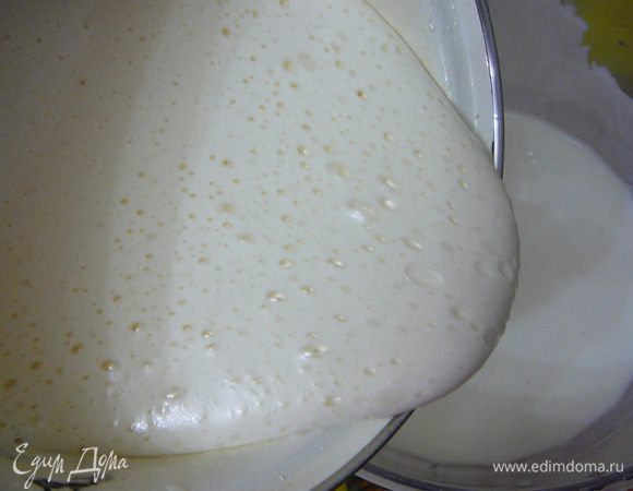 Снять с бани, немного остудить и смешать с йогуртом с помощью миксера.