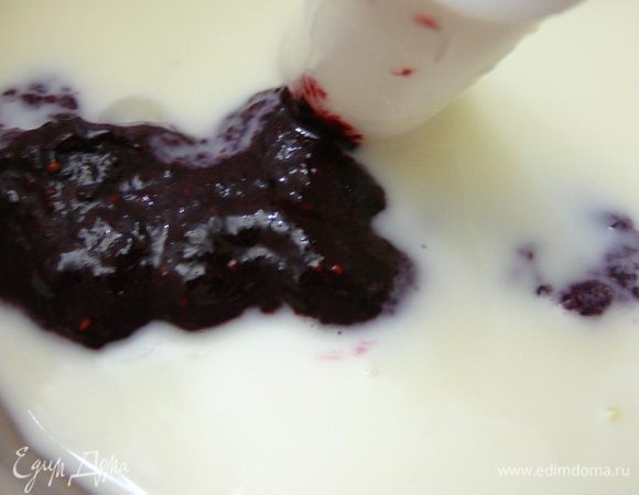 Половину яично-йогуртовой массы смешать с 2/3 пюрированных ягод. Разлить по формочкам и поставить в морозилку минут на 40.