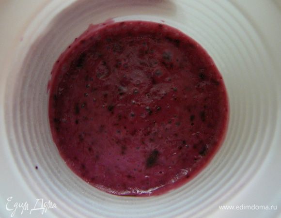 Затем достать из морозилки и выложить ягодный слой(оставшуюся пюрированную смородину). Поставить в морозилку на 40 минут. Через 40 минут достать и залить последний третий слой - йогуртовый. Поставить в морозилку до полного застывания.