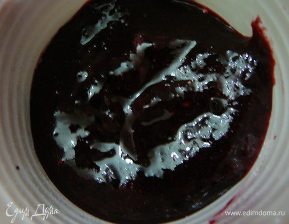 Если вы хотите придать мороженому форму эскимо, разливайте его по стаканчикам (одноразовым пластиковым), когда будете заливать второй слой, воткните в мороженное палочку чтоб удобнее было его кушать. Доставать мороженое очень легко из пластиковых формочек: подержите под струей горячей воды пару секунд.