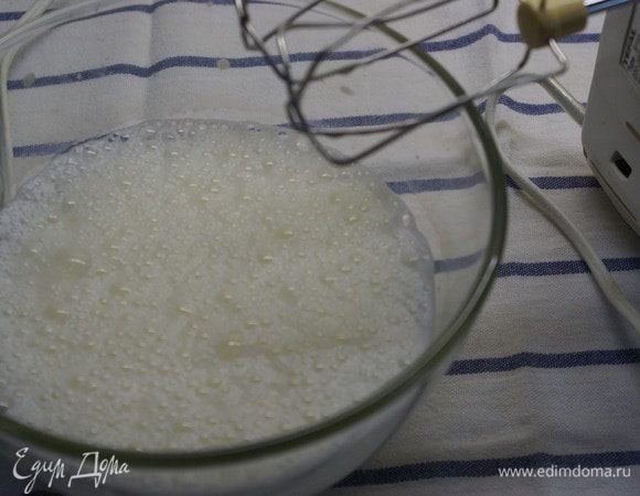 Яйцо взбить, примерно 3 минуты, чтобы получилась пена. 