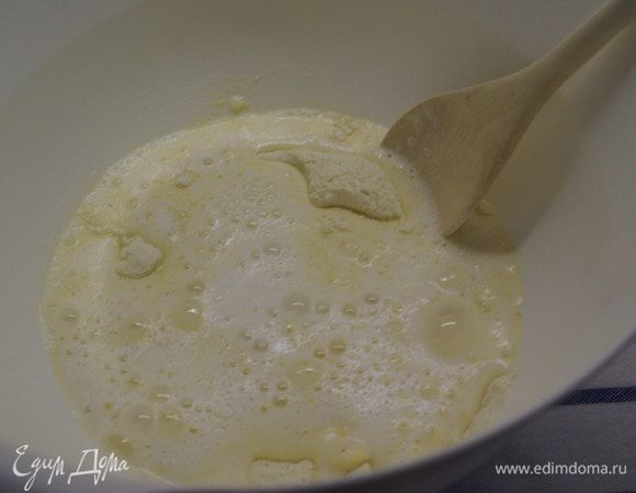 Добавить яйцо. Добавить молоко и перемешать. 