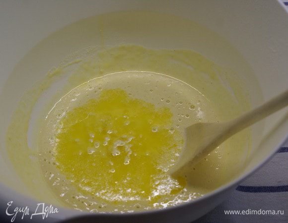 Масло растопить и влить в тесто. 