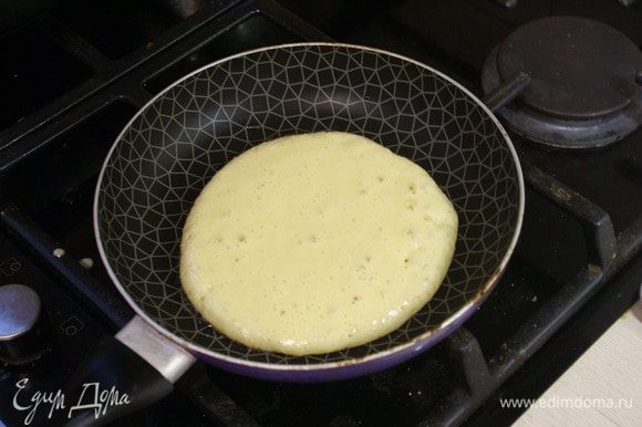 Выливать небольшие порции теста на сковороду.(Если блины не пристают, то смазывать маслом не надо, если пристают - слегка смазать маслом.)