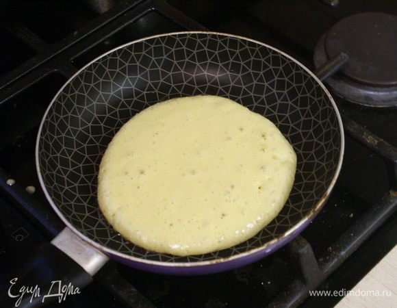 Выливать небольшие порции теста на сковороду.(Если блины не пристают, то смазывать маслом не надо, если пристают - слегка смазать маслом.) 