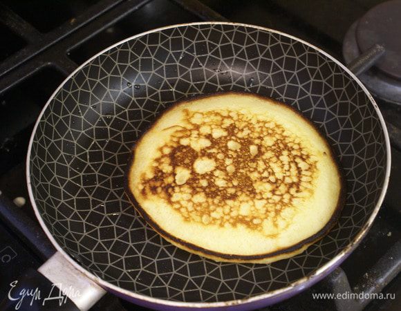 Печь каждый панкейк примерно по 2-3 минуты с каждой стороны. 